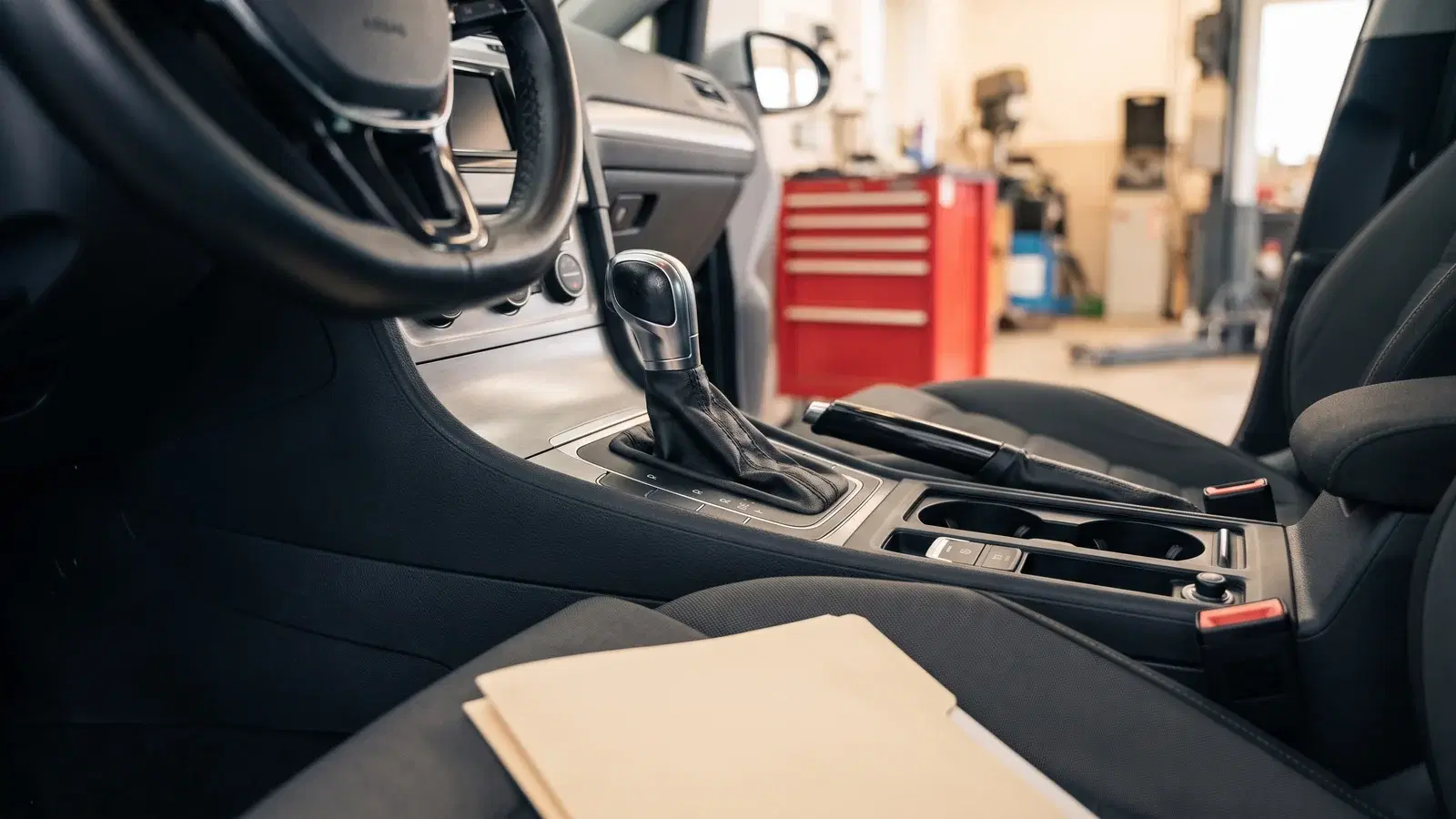 AI ilustracija ručice automatskog mjenjača tijekom pregleda rabljenog automobila u servisu